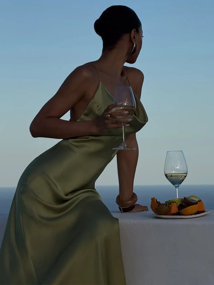 Vestido Largo de Satén con Volantes y Tirantes — Espalda Descubierta