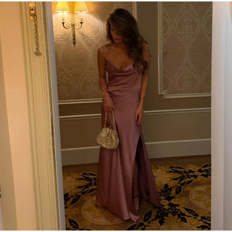 Vestido Largo de Satén con Volantes y Tirantes — Espalda Descubierta