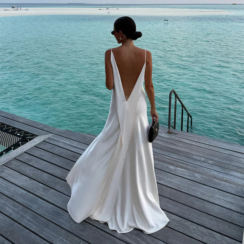 Vestido Largo de Satén con Volantes y Tirantes — Espalda Descubierta